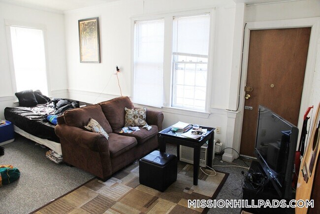 61 S Huntington Ave, Unit 303 in Boston, MA - Foto de edificio - Building Photo