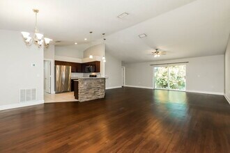 925 Clearcreek Dr in Tampa, FL - Foto de edificio - Building Photo