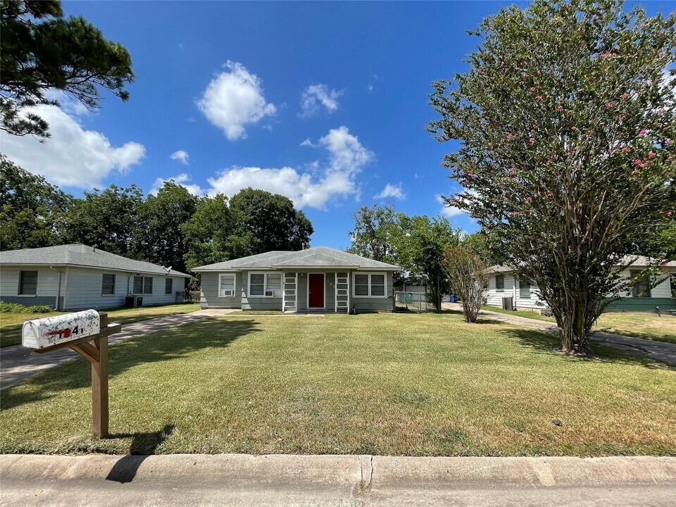 1241 Chevy Chase Dr in Angleton, TX - Building Photo