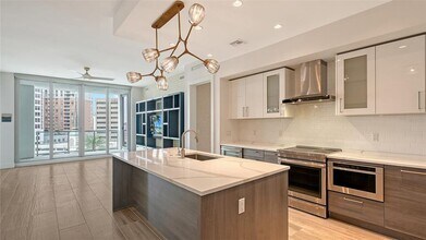 111 S Pineapple Ave in Sarasota, FL - Building Photo - Building Photo