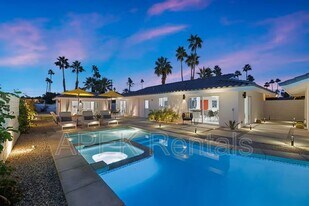 945 N Buttonwillow Cir in Palm Springs, CA - Building Photo
