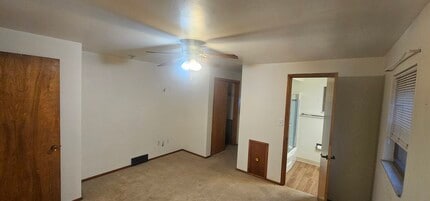 2774 S Park Rd, Unit Right Looking in Bethel Park, PA - Foto de edificio - Building Photo