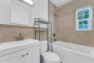 1639 Hayes St in Hollywood, FL - Building Photo - Building Photo