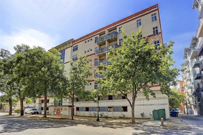 property at 711 W 26th St