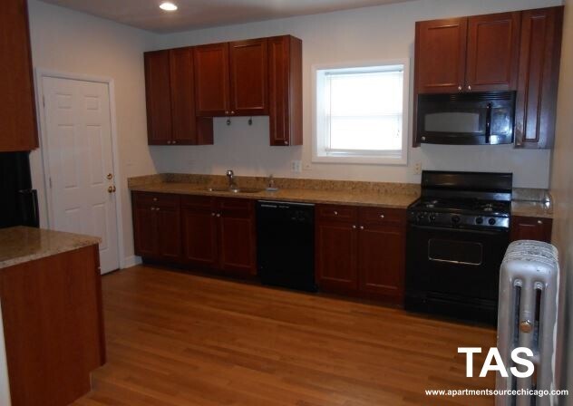3922 N Pine Grove Ave in Chicago, IL - Building Photo