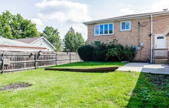 7840 Cronin Ave in Justice, IL - Building Photo - Building Photo