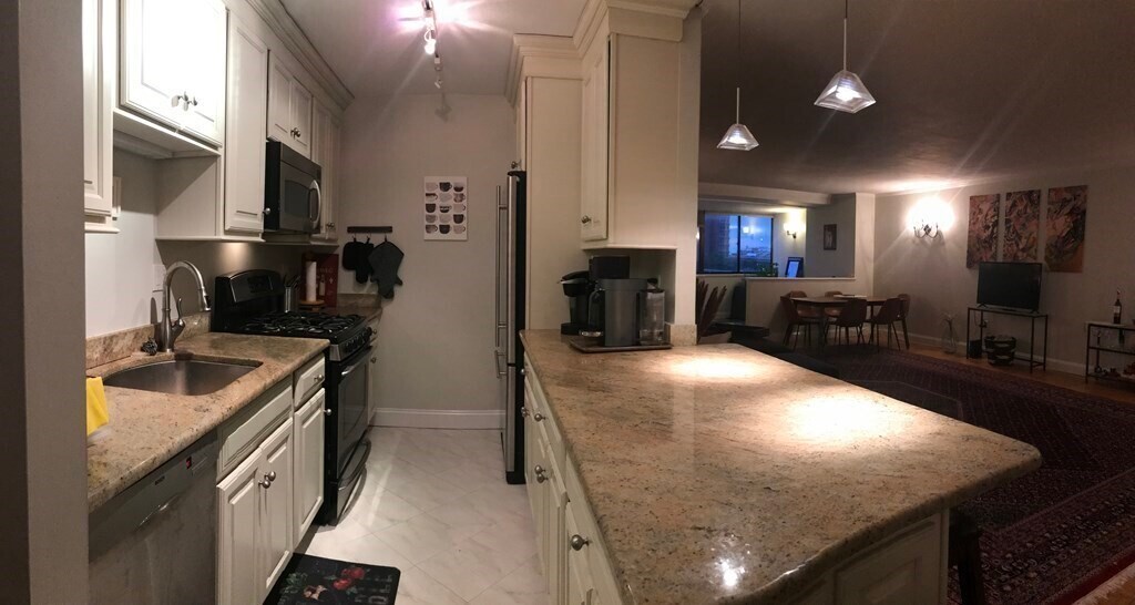 8 Whittier Pl, Unit 4D in Boston, MA - Building Photo