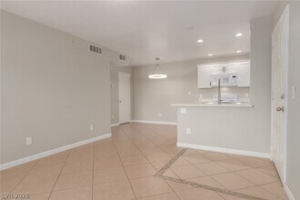 221 Mission Catalina Ln in Las Vegas, NV - Building Photo - Building Photo