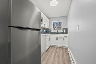332 Park Ave, Unit B in East Hartford, CT - Foto de edificio - Building Photo