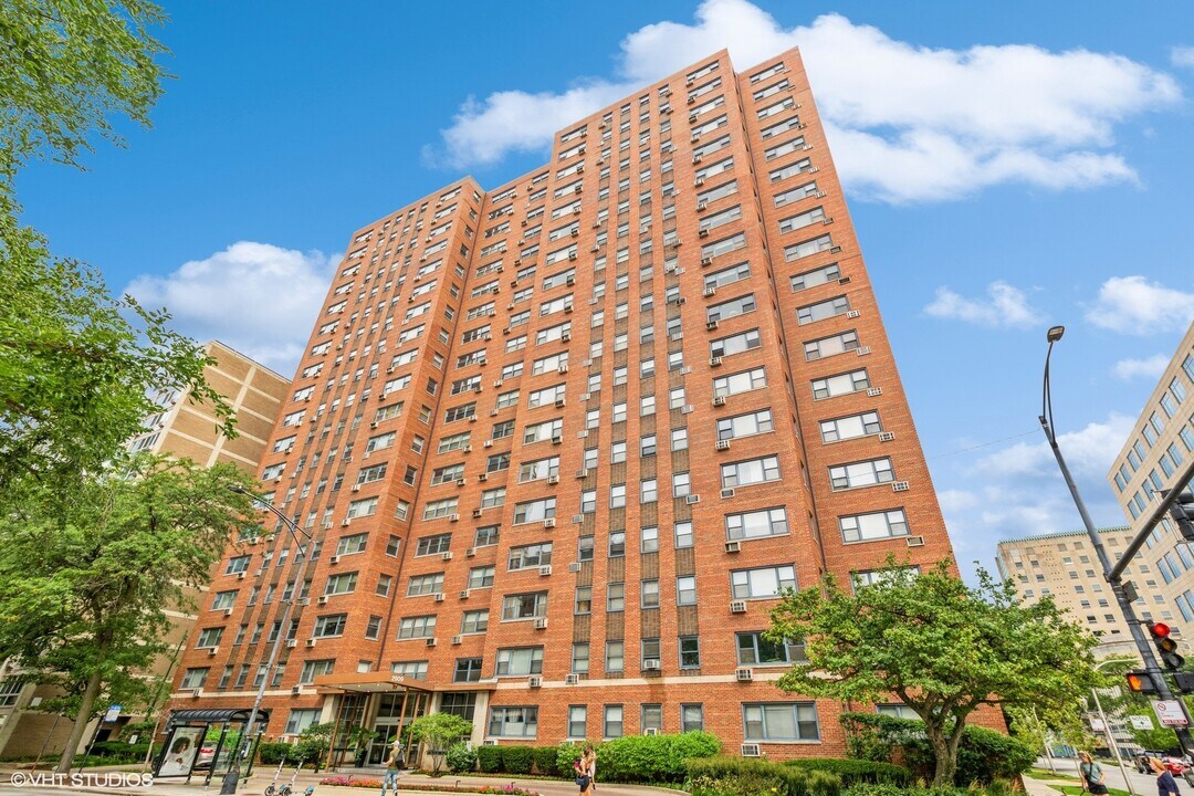 2909 N Sheridan Rd, Unit 1701 in Chicago, IL - Building Photo