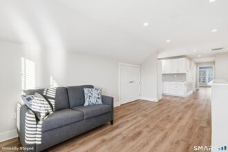 82 Wall St, Unit 300 in Madison, CT - Foto de edificio - Building Photo