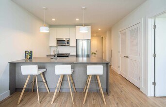 323 Pine St in Jersey City, NJ - Building Photo - Building Photo