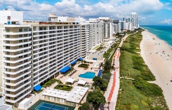 5555 Collins Ave, Unit 14C in Miami Beach, FL - Building Photo - Building Photo