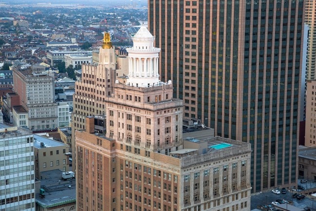 Hibernia Tower Apartments in New Orleans, LA - Building Photo - Building Photo