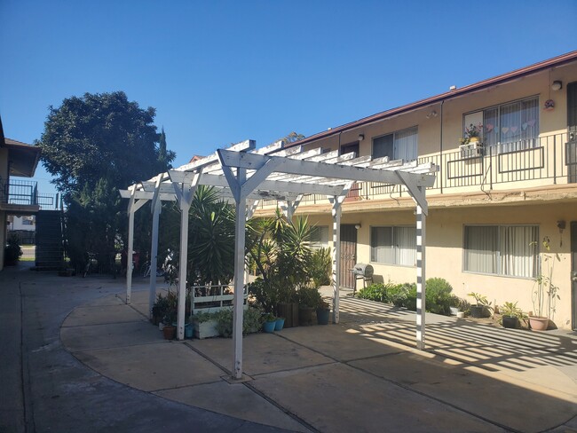 Vermont Apartments in Paramount, CA - Building Photo - Building Photo