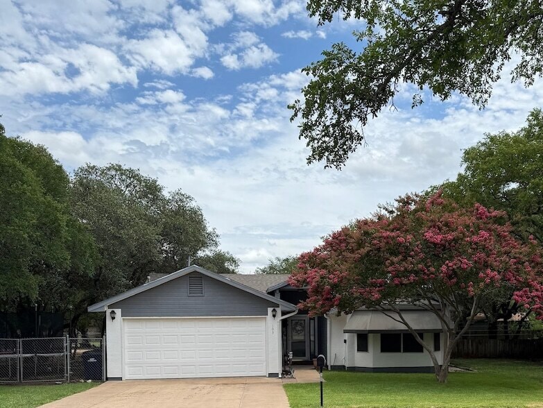 103 Vandeventer Dr in Burnet, TX - Building Photo