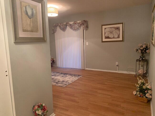 20 Delar Pkwy in Franklin Township, NJ - Building Photo - Building Photo