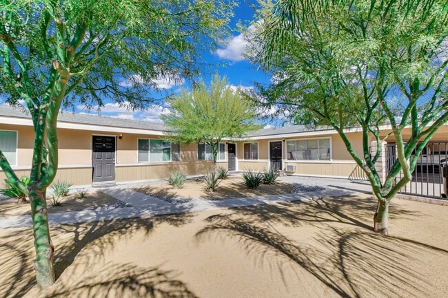 737 E Brockton Ave in Redlands, CA - Foto de edificio - Building Photo