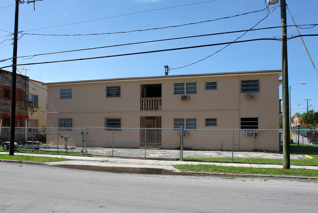 235 NW 9th Ave in Miami, FL - Foto de edificio - Building Photo