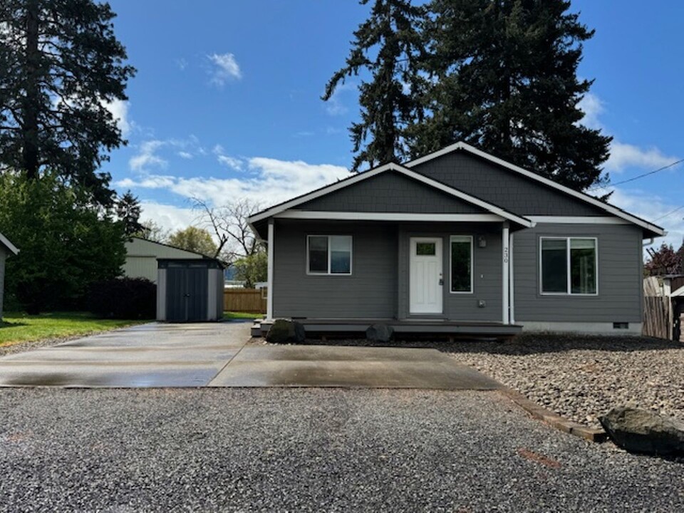 230 Taylor St in Lebanon, OR - Building Photo