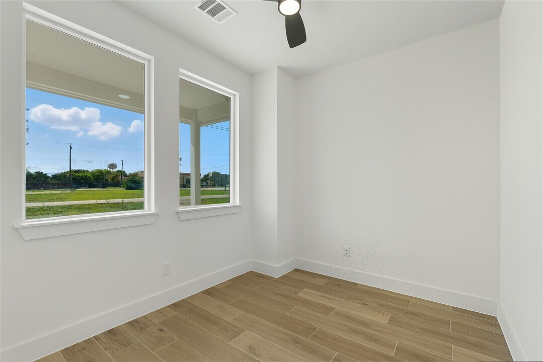 123 S Virginia St in La Porte, TX - Building Photo