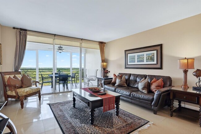 605 Oaks Dr in Pompano Beach, FL - Building Photo - Building Photo