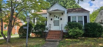 703 Mayflower Dr, Unit 703 B Mayflower in Greensboro, NC - Building Photo