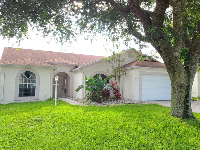 12908 Meadowbend Dr in Wellington, FL - Building Photo - Building Photo