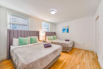 1200 Brickell Bay Dr in Miami, FL - Building Photo - Building Photo