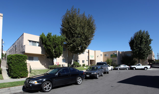 16915 Blackhawk St in Granada Hills, CA - Building Photo - Building Photo