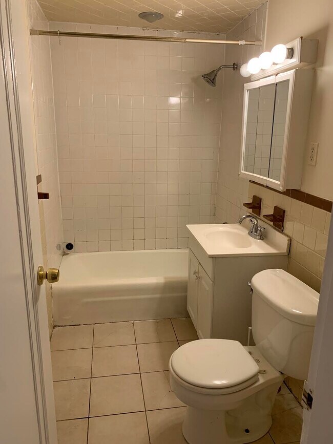 264 Foster St, Unit 2 in Boston, MA - Foto de edificio - Building Photo