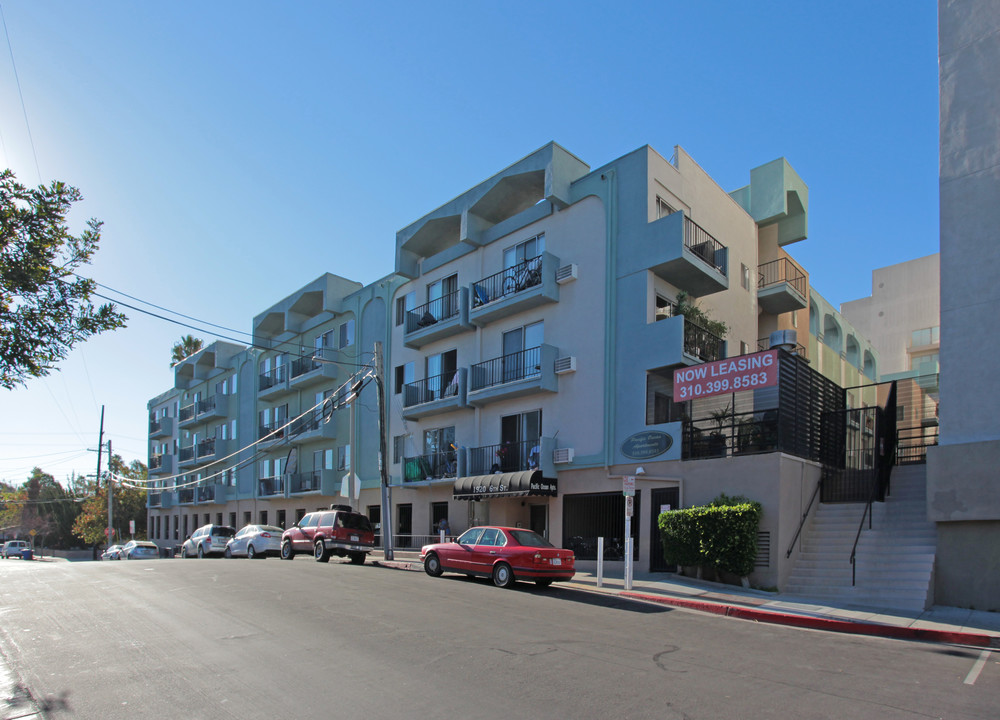 Bay on 6th in Santa Monica, CA - Building Photo