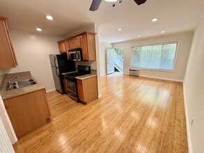 10876 Palms Blvd, Unit 02 in Los Angeles, CA - Foto de edificio - Building Photo