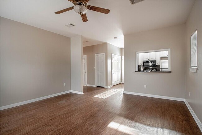 1616 Avenue N, Unit 12 in Huntsville, TX - Building Photo - Building Photo