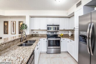 1240 Wildwood Lakes Blvd in Naples, FL - Foto de edificio - Building Photo