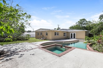 408 Alma Dr in Brandon, FL - Building Photo - Building Photo