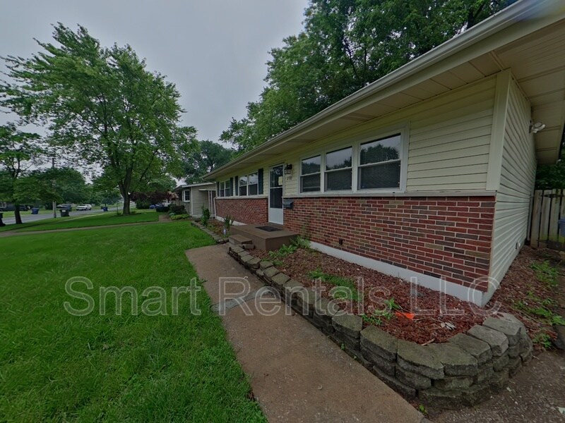 770 Manresa Ln in Florissant, MO - Building Photo