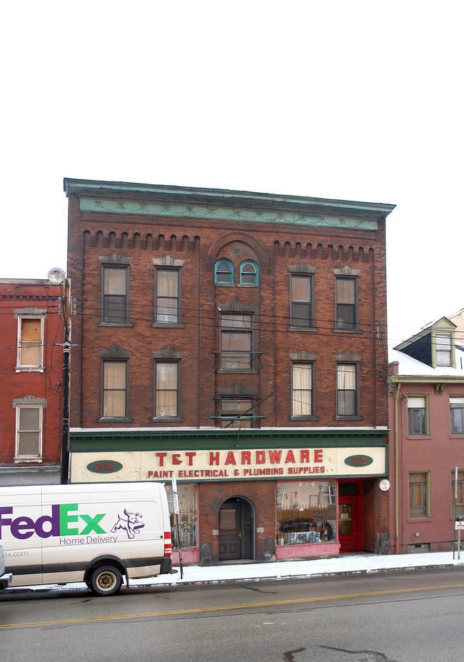 2112 E Carson St in Pittsburgh, PA - Foto de edificio - Building Photo