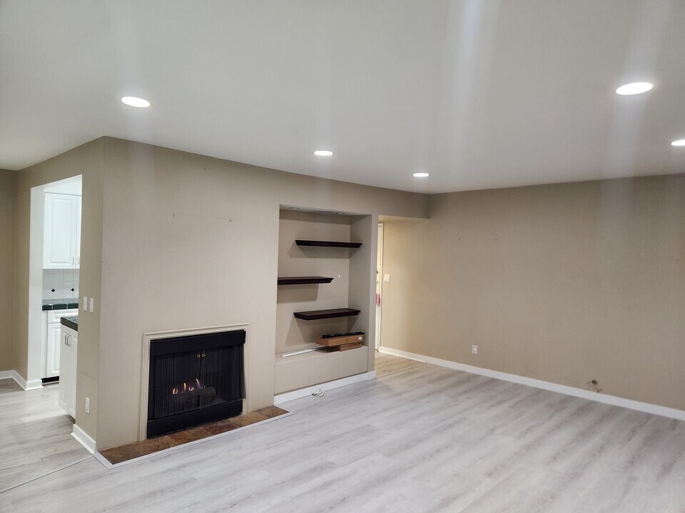 1242 S Barrington Ave, Unit 104 in Los Angeles, CA - Building Photo