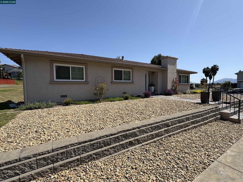 2313 Bundros Ct in Martinez, CA - Building Photo