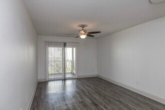 Sun Bay Palms at South Tampa in Tampa, FL - Building Photo - Building Photo