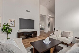 9393 E Hunter Ct in Scottsdale, AZ - Foto de edificio - Building Photo