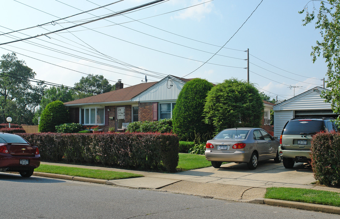 277 Newbridge Rd in East Meadow, NY - Foto de edificio