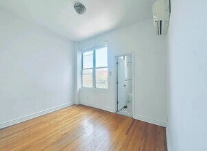 105 Wilson Ave, Unit 2R in Brooklyn, NY - Foto de edificio - Building Photo