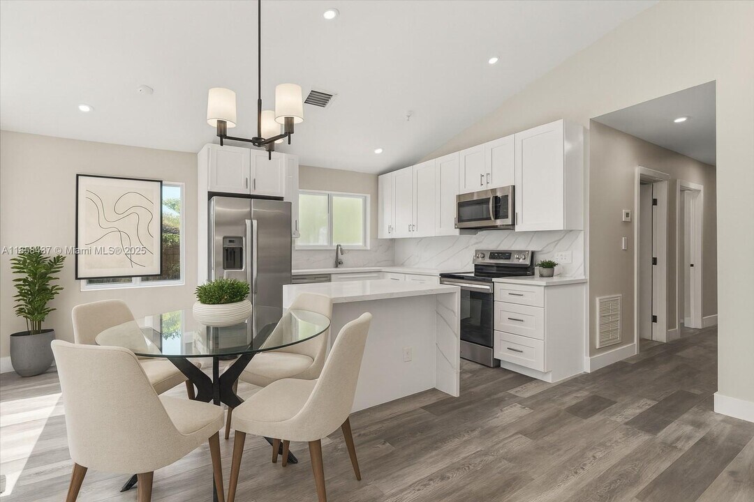 6120 SW 63rd St in South Miami, FL - Building Photo