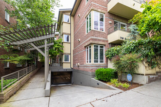 MONTIANA CONDOMINIUM in Seattle, WA - Building Photo - Building Photo