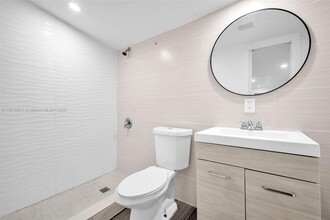 2372 NW 34th St in Miami, FL - Building Photo - Building Photo