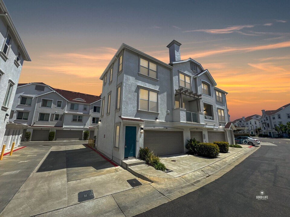 810 Harbor Cliff Way in Oceanside, CA - Building Photo