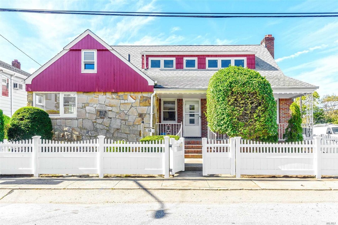 101 Troy Ave in East Atlantic Beach, NY - Building Photo