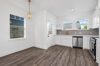 227 S Broadway St in La Porte, TX - Foto de edificio - Building Photo